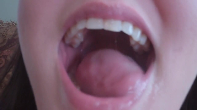 Sexy Amateurz: 可愛い舌をアップで見せています