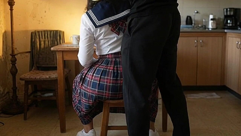 Animate golden: Ojczym naciskając jego drobną wielką dupę Schoo Lgirl na krześle