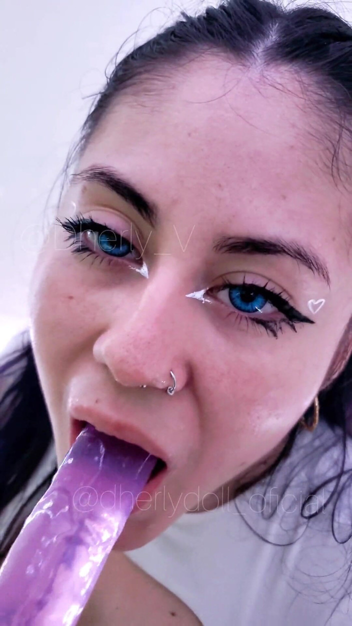 DherlyDoll: Sání mého robertka, zatímco si představuju, že je to tvůj péro