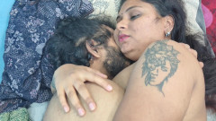 Vaigavarun45: 继妹享受与继兄弟和丈夫在一起，并在丈夫不在家时与继兄弟硬操