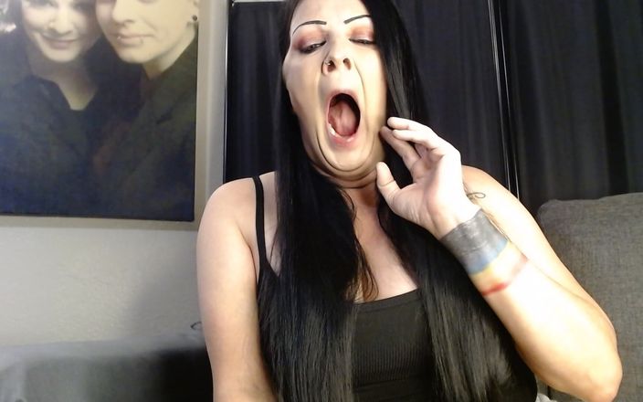 Abby Anna: 熟女Yawning