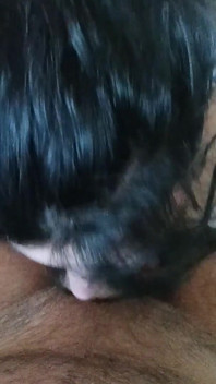 Skutečná domácí mrdková děvka saje velký penis