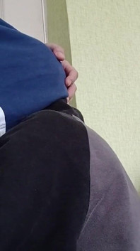两个邻居隐藏他们是女同性恋的事实
