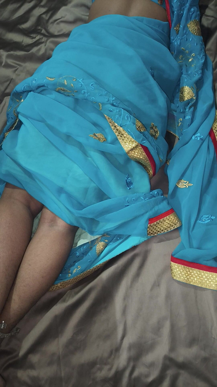 Indian innocent wife: India esposa telugu en la casa sari en la noche...
