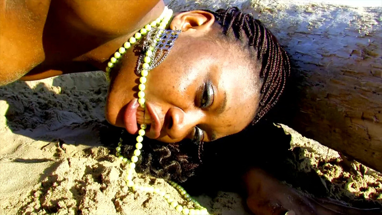 Femdom Sex: Cagna ebano riceve cazzo e fisting in spiaggia