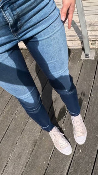 Seluar jeans basah di pusat membeli-belah kencing dan kencing mulut