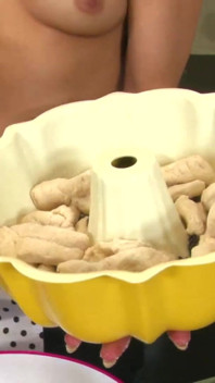 Dúo de rubias tiene tiempo libre cocinando