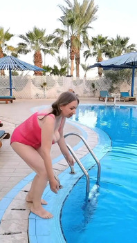 Ateşli büyük memeli orta yaşlı seksi kadın mayo giyiyor