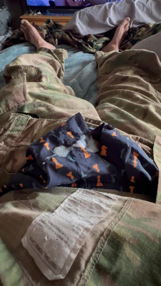 Gay Soldier Stuff: Armádní specialista honí tlustou krémovou nálož po týdnu v poli...