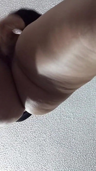 Obří žena vás ponižuje, zatímco se dotýká sama sebe