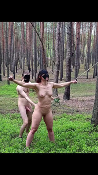 Frecher junge wird mitten im Wald mit Brennnesseln bestraft!
