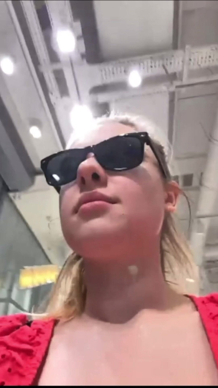 JuiceLussie: 更衣室でのクレイジーなアナルファック