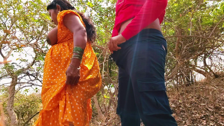 Premi pooja: Entrou no clima e fodeu sua bunda