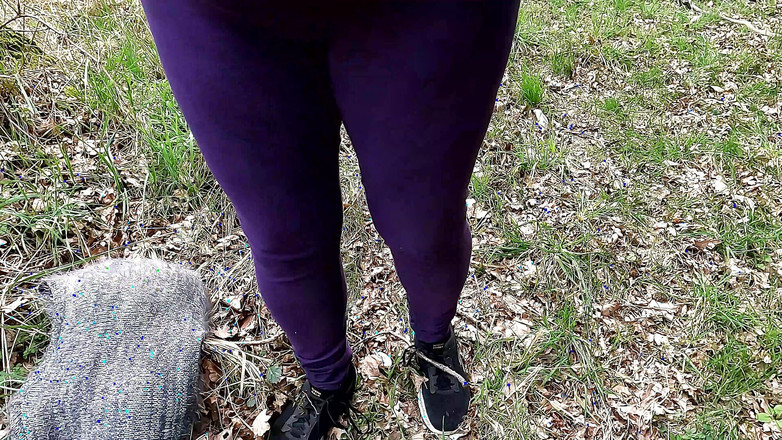 Bouncy Tits Action: 在树林里徒步旅行时拍打她的奶子