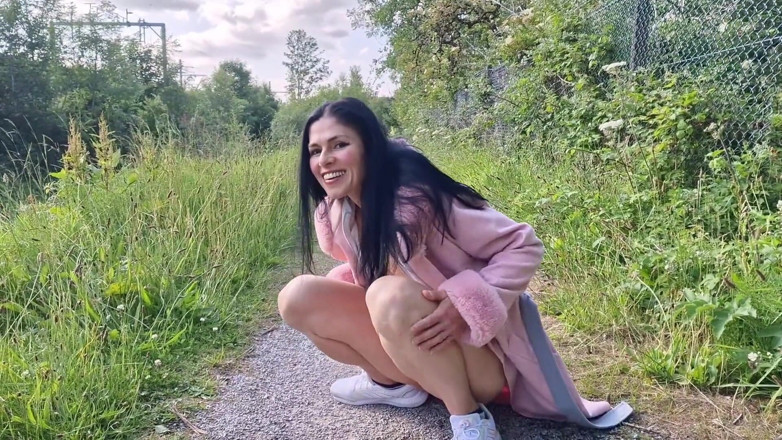 Nicky Brill: Aku lagi asik kencing sambil bugil di luar ruangan
