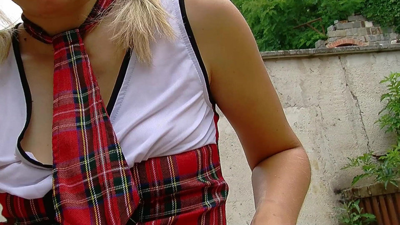 Sexy Amateurz: Üniversiteli kız açık havada mastürbasyon yapıyor