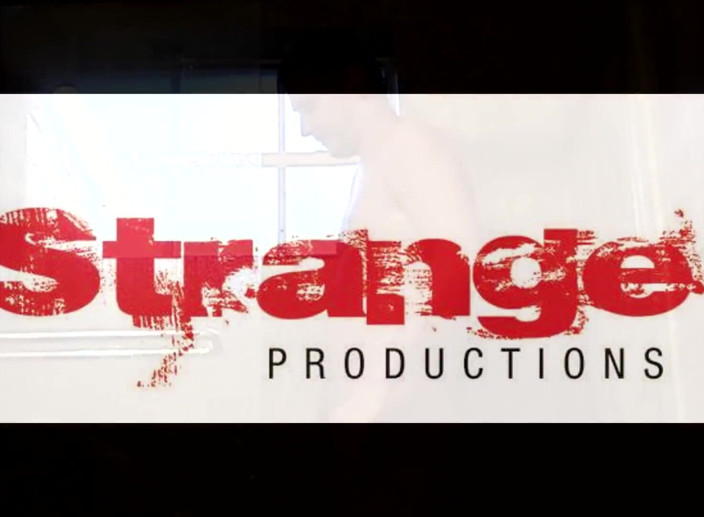 Strange productions solo male: John Strange mencukur dan mengusap zakarnya