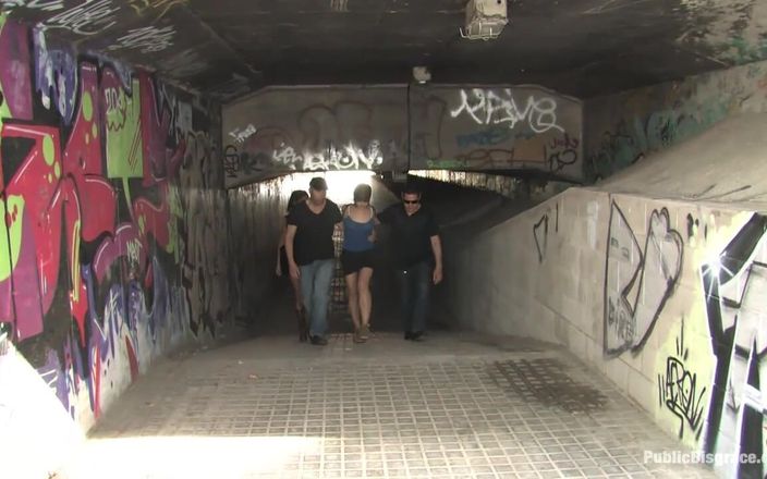 Public Disgrace by Kink: Alina Rose je ošukaná dvěma muži na veřejnosti
