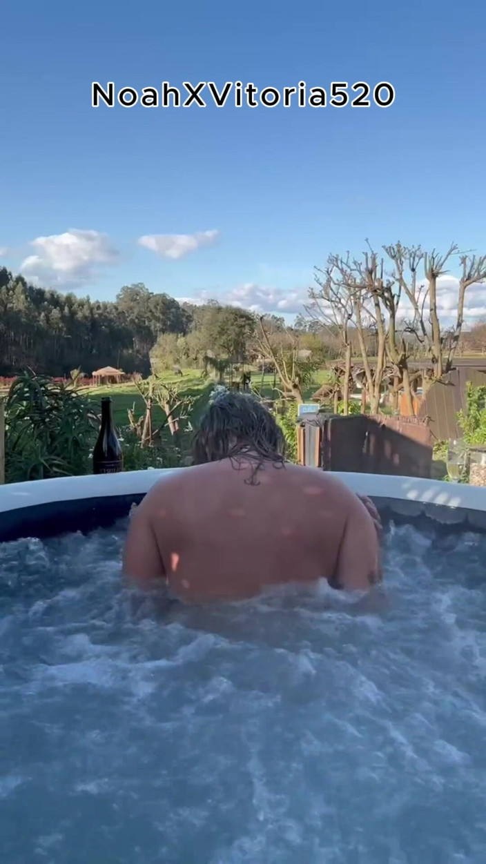 Vitoria Coronado: Buitenseks met een hete blonde milf in een bubbelbad - jacuzzi