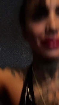O mamă sexy tatuată dominantă îți comandă acum lovituri