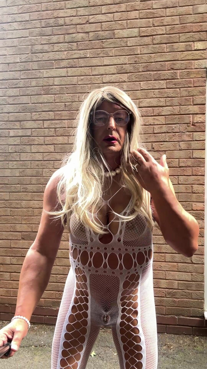 Kellycd2022: Sexy Crossdresser Kellycd2022 v bílé síťované kombinéze a podpatcích