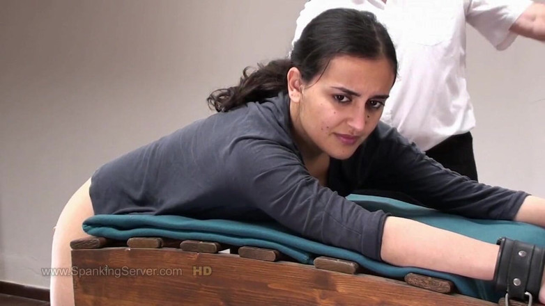 Spanking Server: Yasmeena azotada en prisión