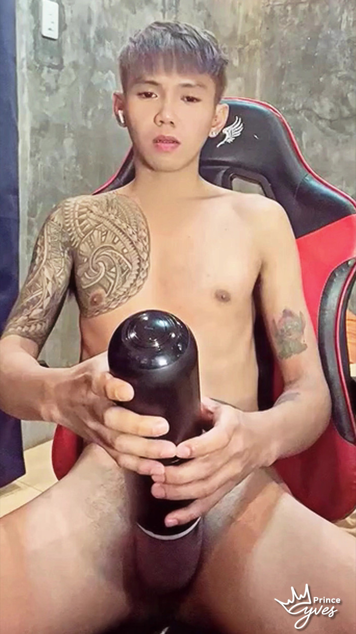 Prince-Yves: Un minet pinoy excité encré joue avec son jouet masturbateur