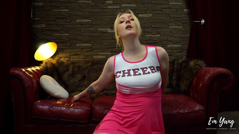 Em Yang: Чирлидерша наказывает и унижает тебя за то, что она подкралась