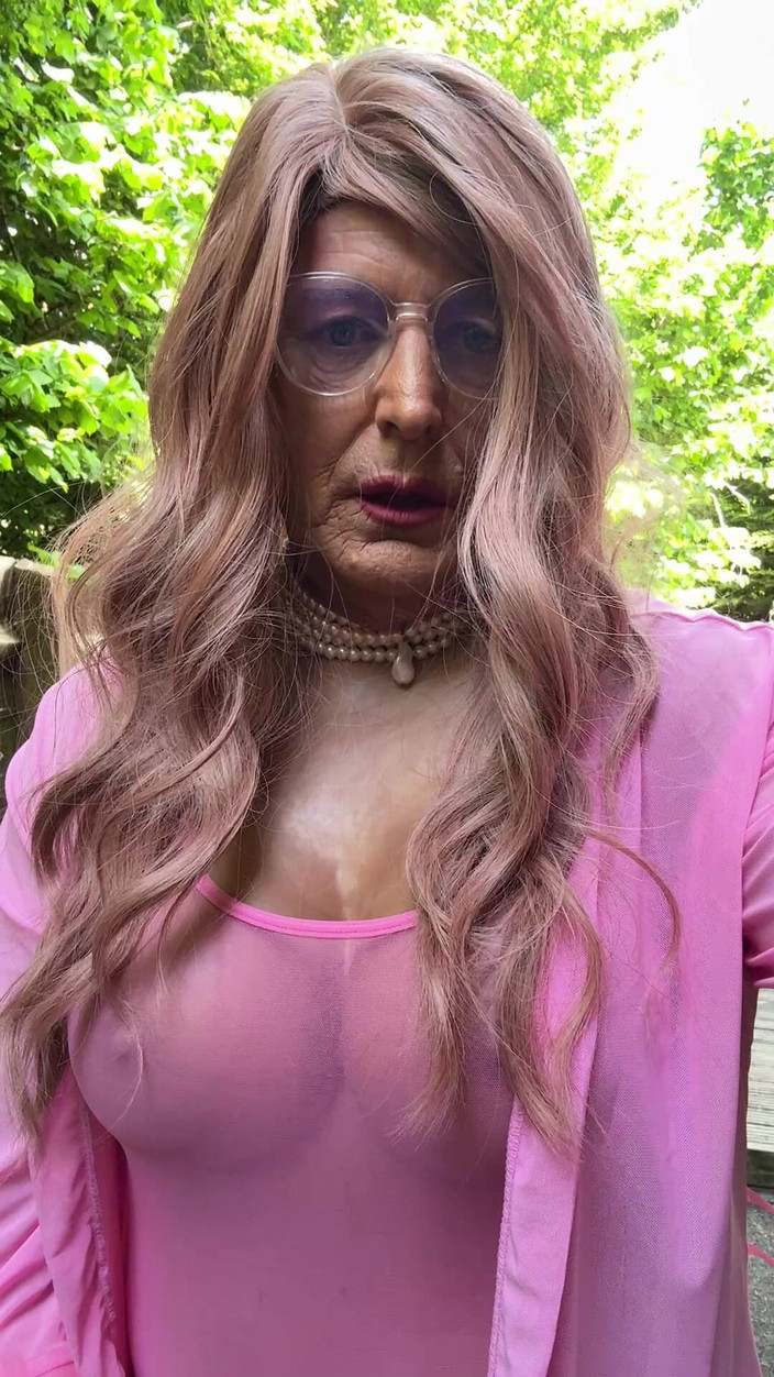 Kellycd2022: 핑크 바디수트 스타킹과 힐을 신은 섹시한 크로스드레서 Kellycd2022