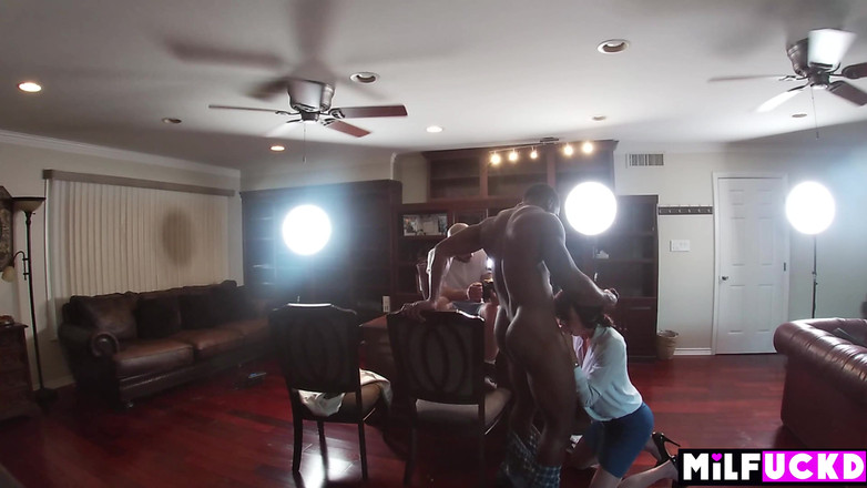 Milfuckd: La dirigente dell'azienda di registrazione irrompe nel suo nuovo artista...