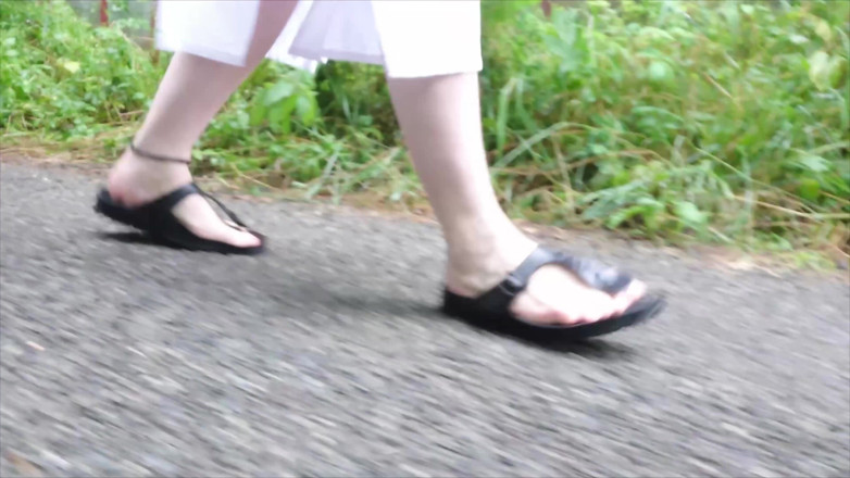 Footfetish: Birkenstock Dağ Çamları Yağmur Birikintisinde Eğlenin