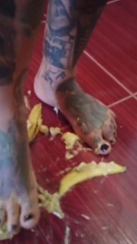 Pisang diinjak-ajak sama tante rambut pirang bertato