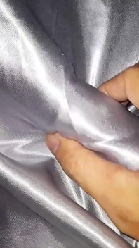 Masturbando-se vestindo vestido longo de cetim prateado no carro