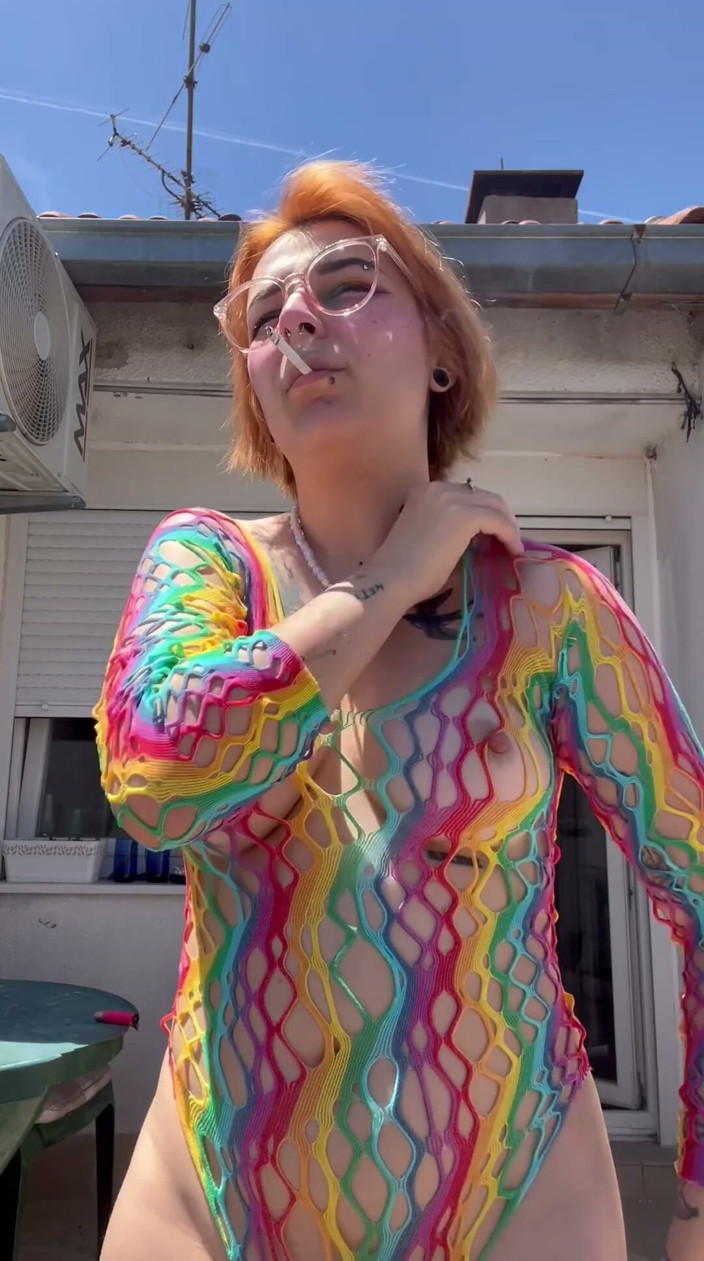 lanalovacutie: Fumando en una red arcoiris en el balcón