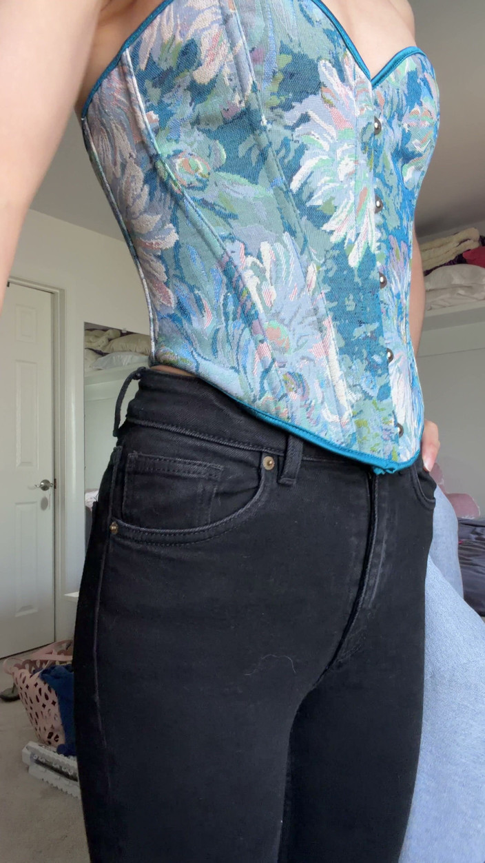 Ms_Emmy_Lynn: Sexy Juror Outfit
