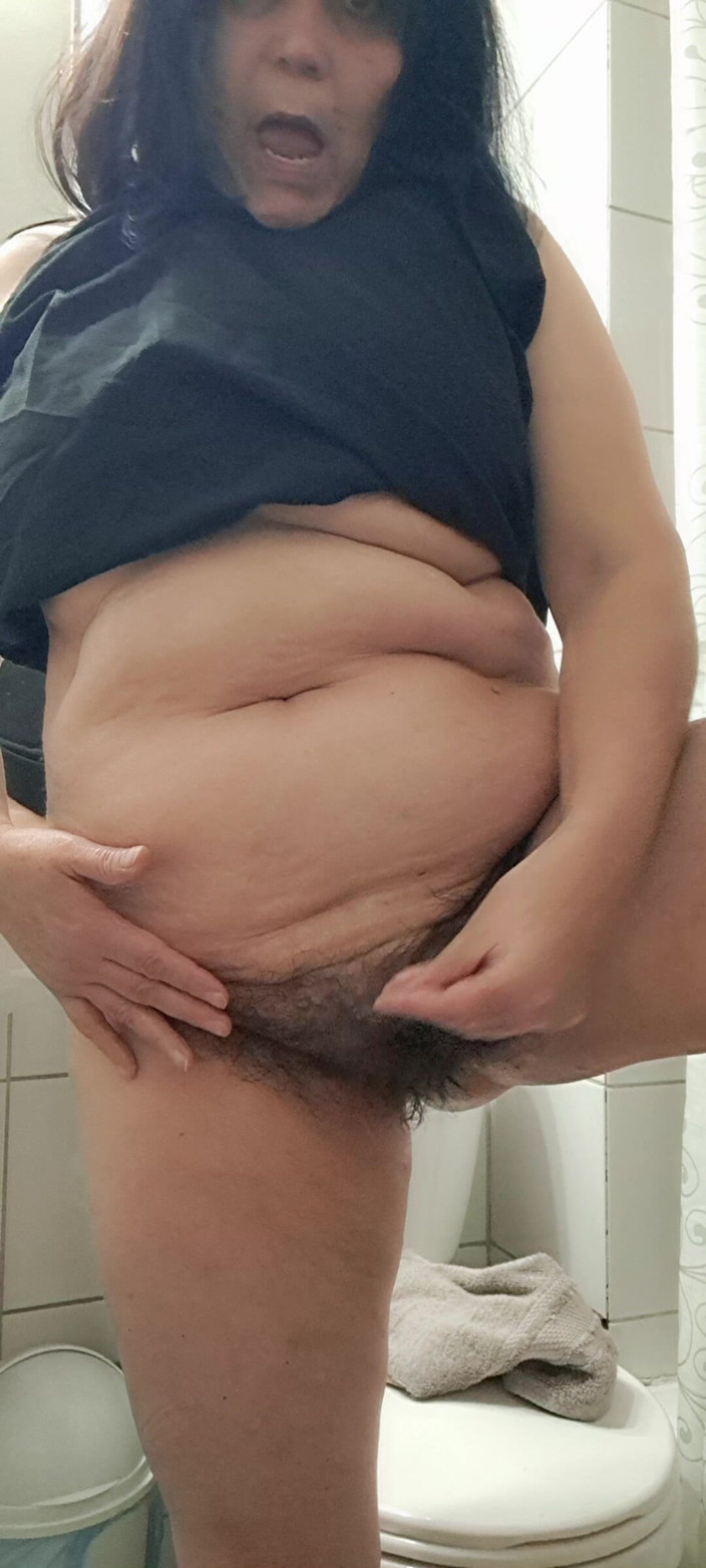 Mommy big hairy pussy: Zralá MILFka je dole nahá