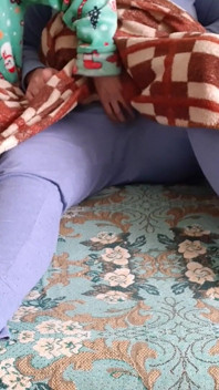 La hermanastra de mi novia me masturbaba mientras los tres veíamos una serie de televisión