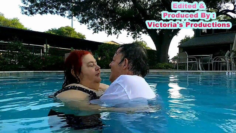 BBW nurse Vicki adventures with friends: Jururawat Vicki dan Kacak Harry Sedang Bercium keseronokan di kolam!