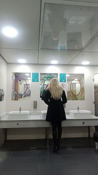 Blondine in Galerie