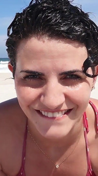 Kız arkadaşım ıssız bir plajda sikimi emiyor