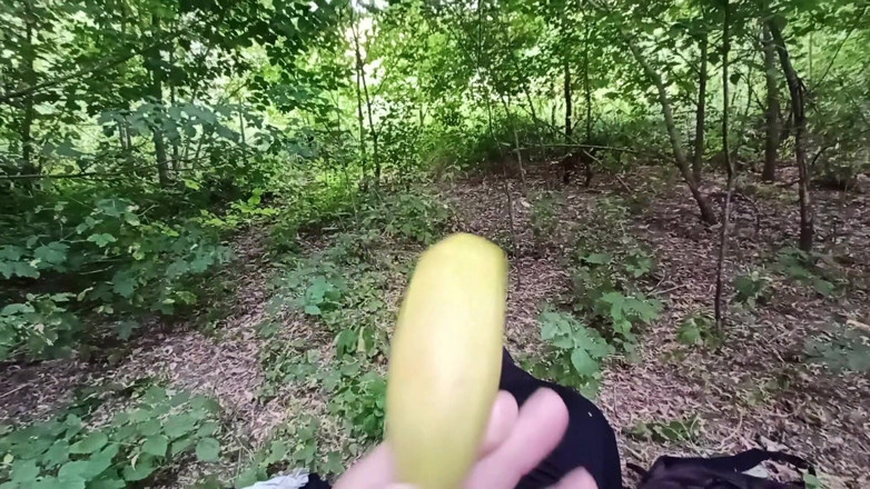 ArchiRusik: Cetriolo, banana, scopato all'aperto e riempito con lo sperma di...