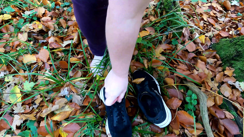 Bouncy Tits Action: Ella tiene que desnudarse en el bosque - luego recibe una...