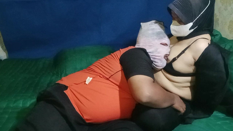 Babang endut: 여자 경비원의 자지 오럴