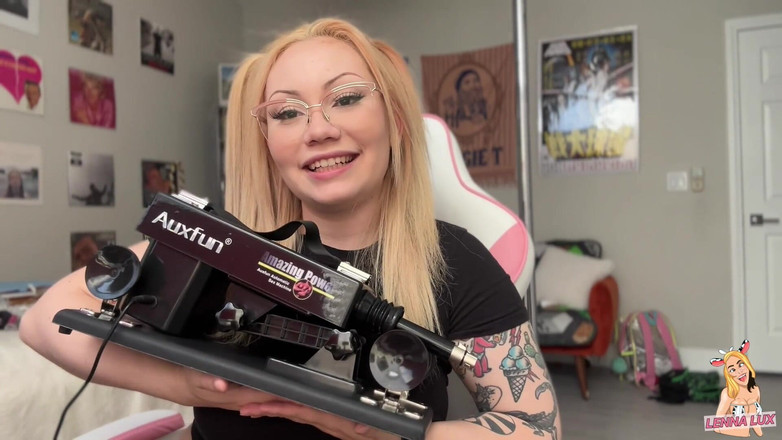 Lenna Lux: Распакуй мою машину для траха