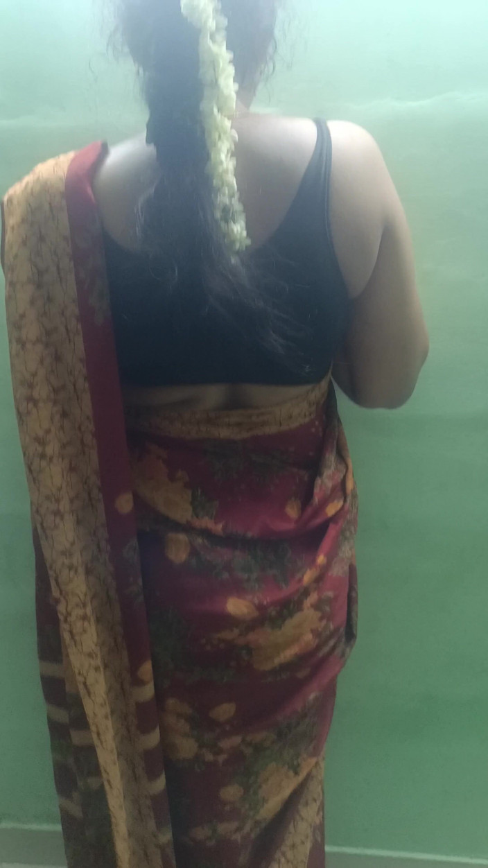 Inba: Chennai - maestra de la universidad en sari sanding romance en...