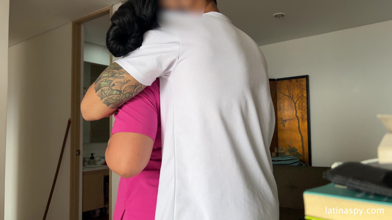 Latinaspy: Mucama con enorme culo limpia apto y luego masturba a...