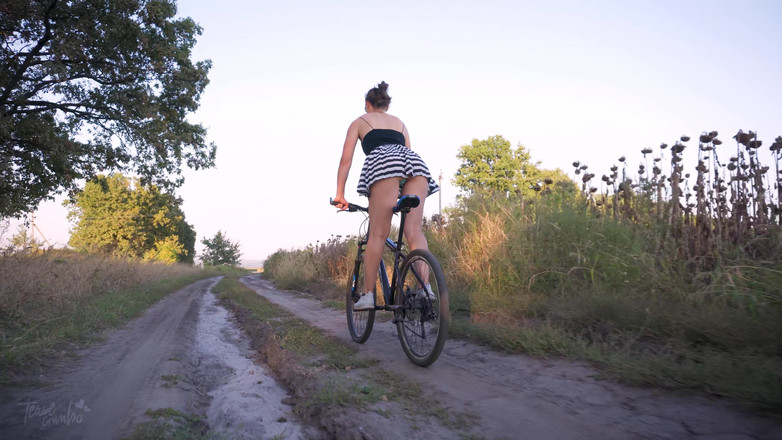 Teasecombo 4K: Expunere de cur în timp ce călărește o bicicletă sub fustă