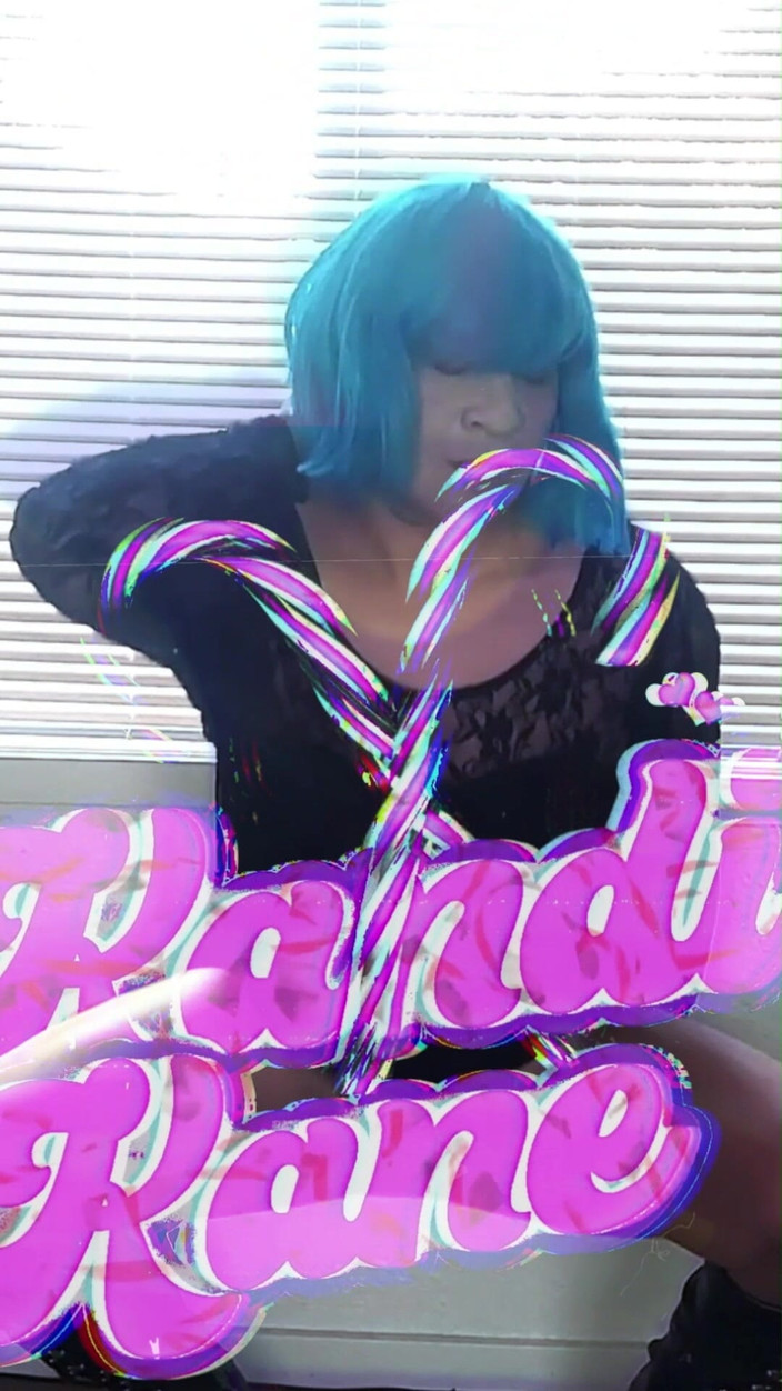 kandiKane: Сексуальная бразильская сисси Kandi долбит ее задницу, порномузыкальное видео