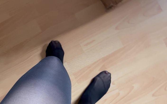Feet: POV: Chůze v černých punčochách