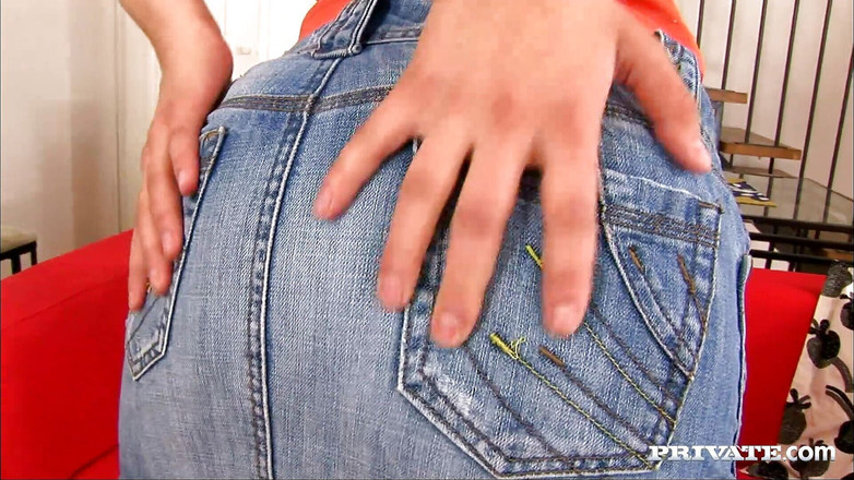 Private.com: 私人书呆子女孩戴着眼镜并享受颜射特辑